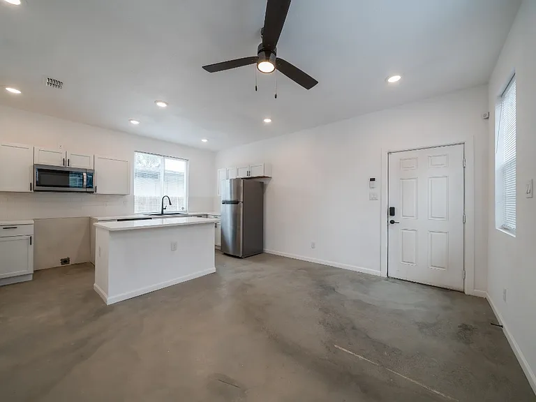 1005 Essex St #202 — Photo 24
