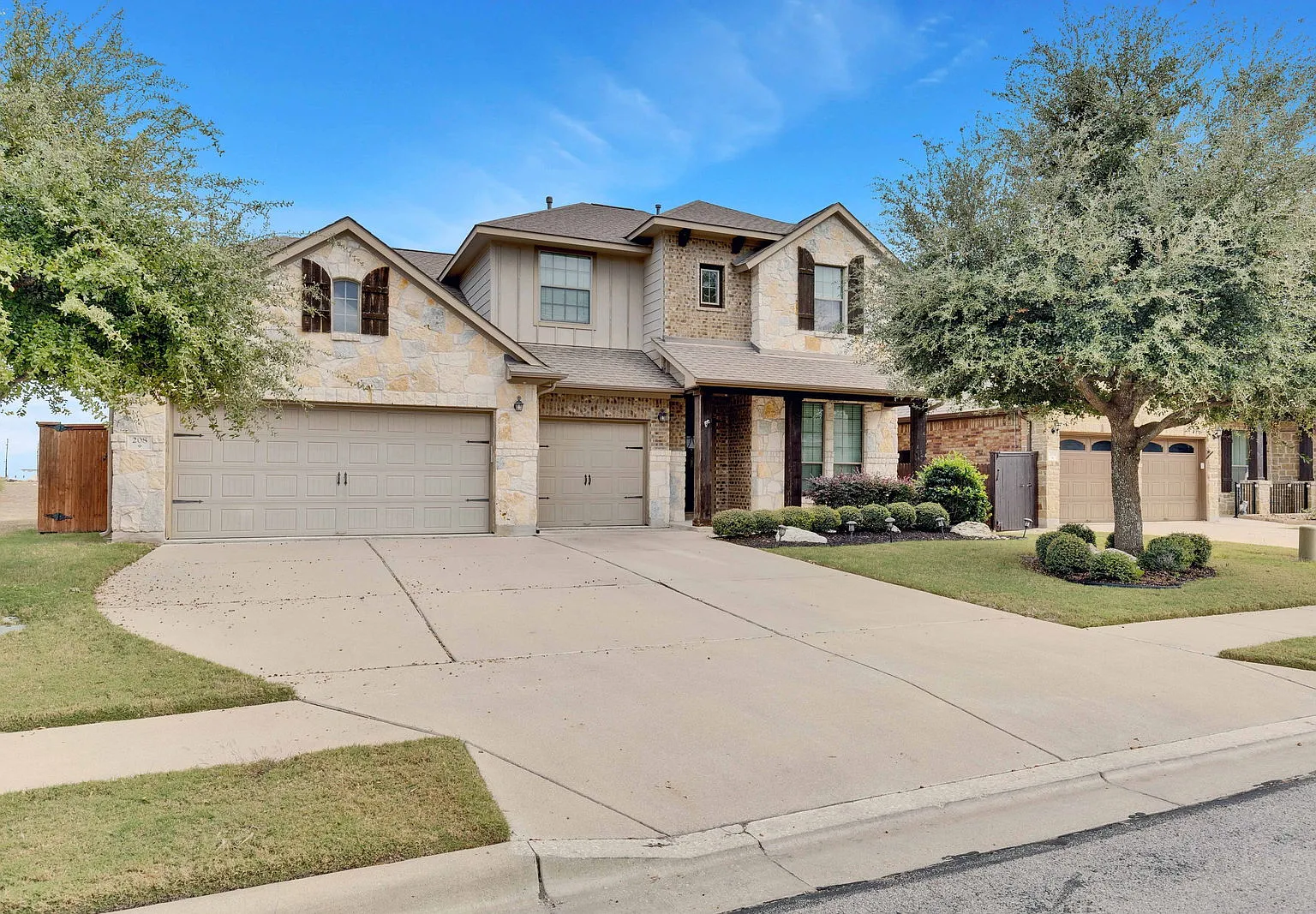 5 bed, 4.0 bath, 3680 sqft, $3,200 — Photo 1