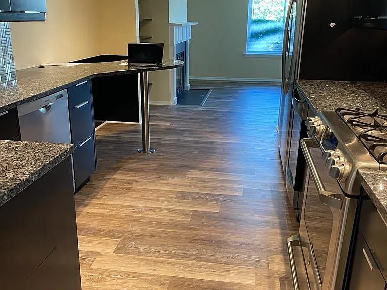 105 Thoreau Dr — Photo 3