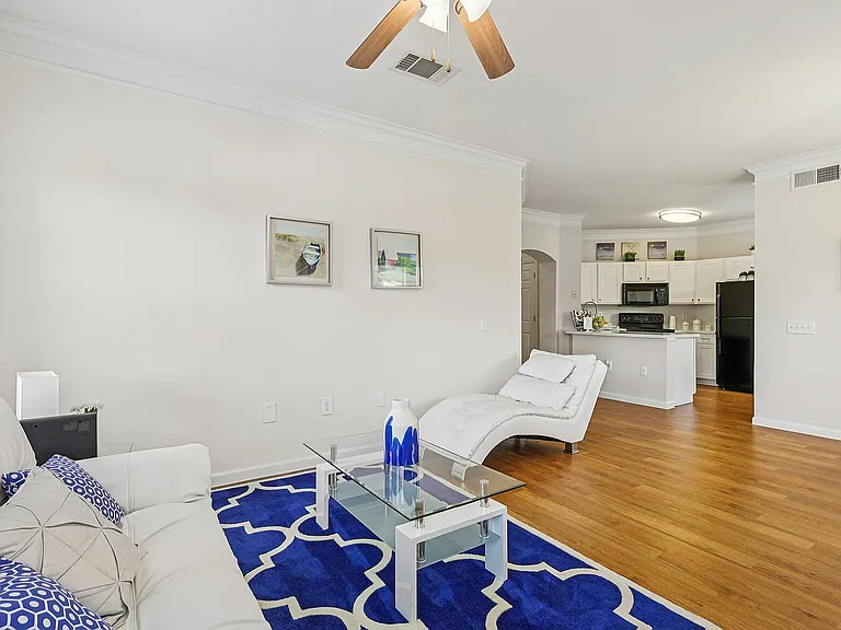 C1LG Living Room/Kitchen