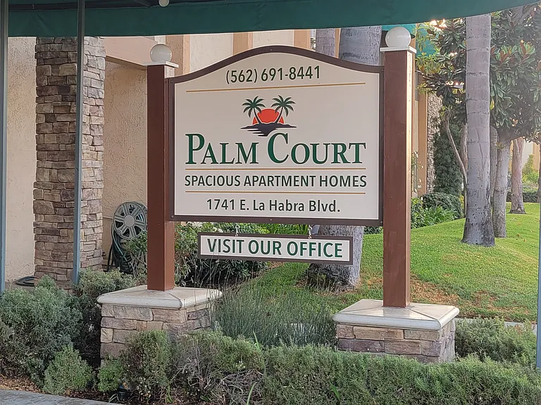 Palm Court Apartments — Photo 1