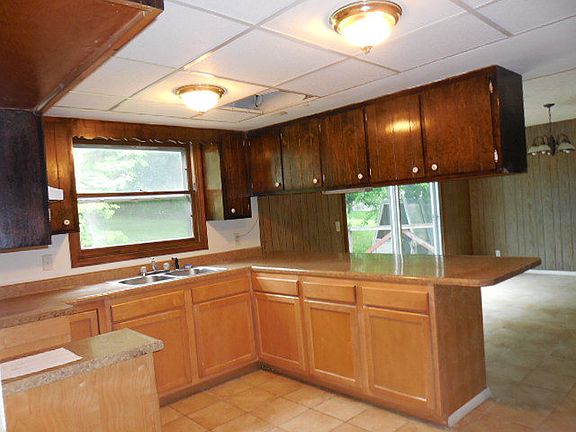 3rd image of 1725 Honeysuckle Dr