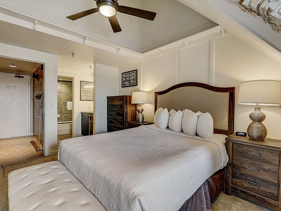 Primary Bedroom with 1 Queen Bed