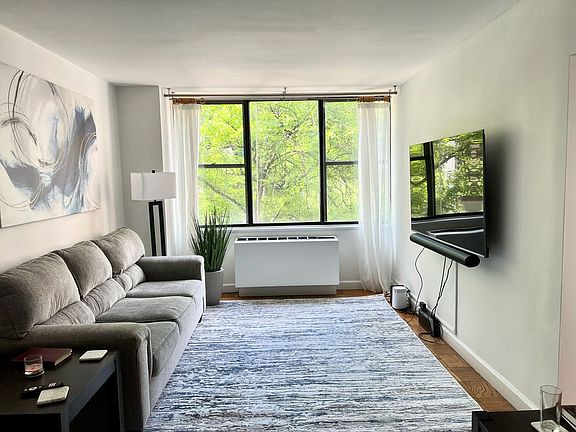 3rd image of 301 E 45th St APT 3D