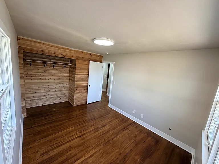 2822 W 12th St — Photo 9