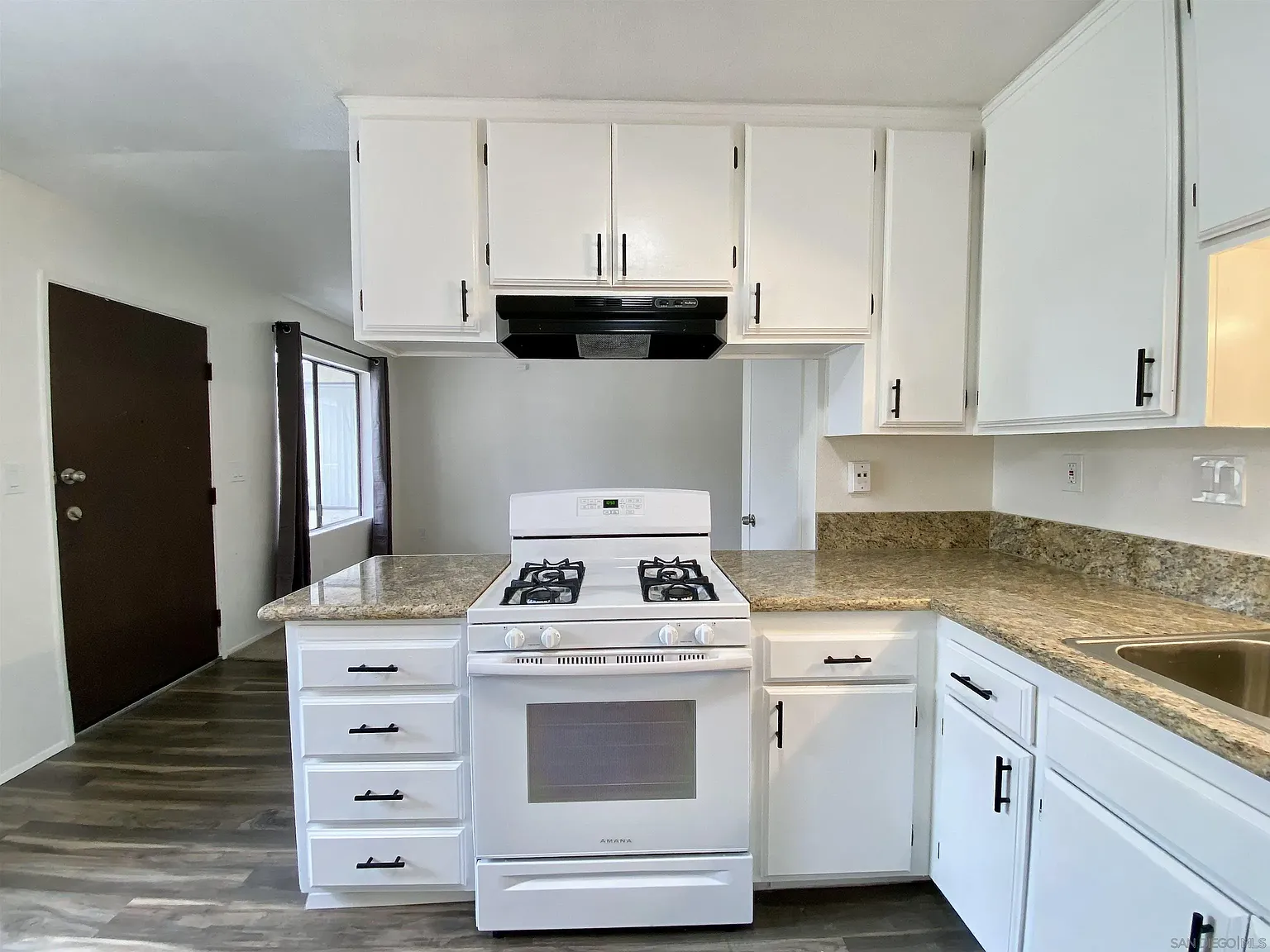 2 bed, 1.0 bath, 825 sqft, $1,995 — Photo 1