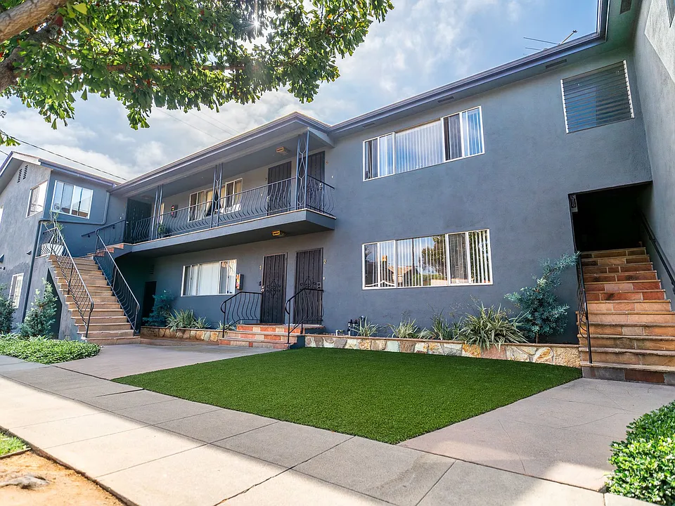 790 Coronado Ave
