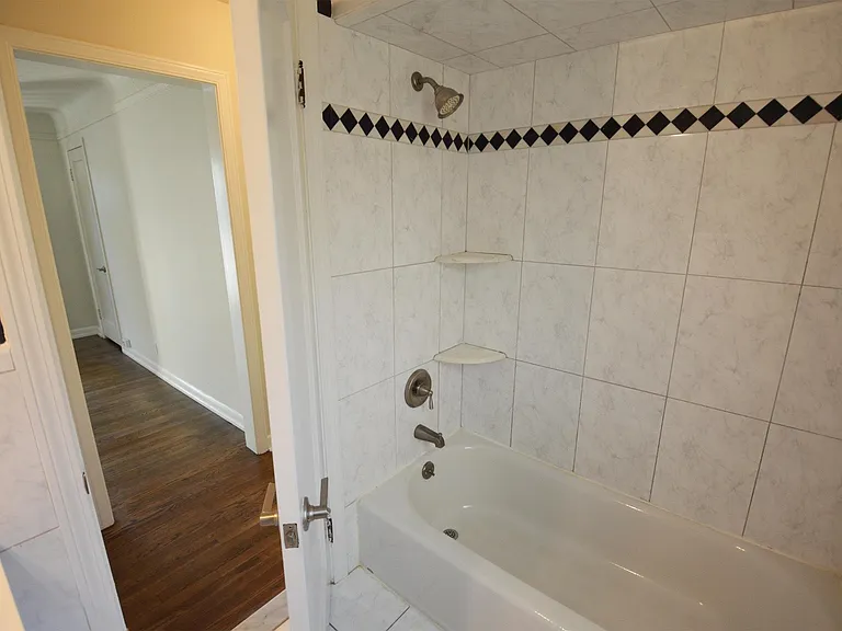 2335 Rowland Ave — Photo 14