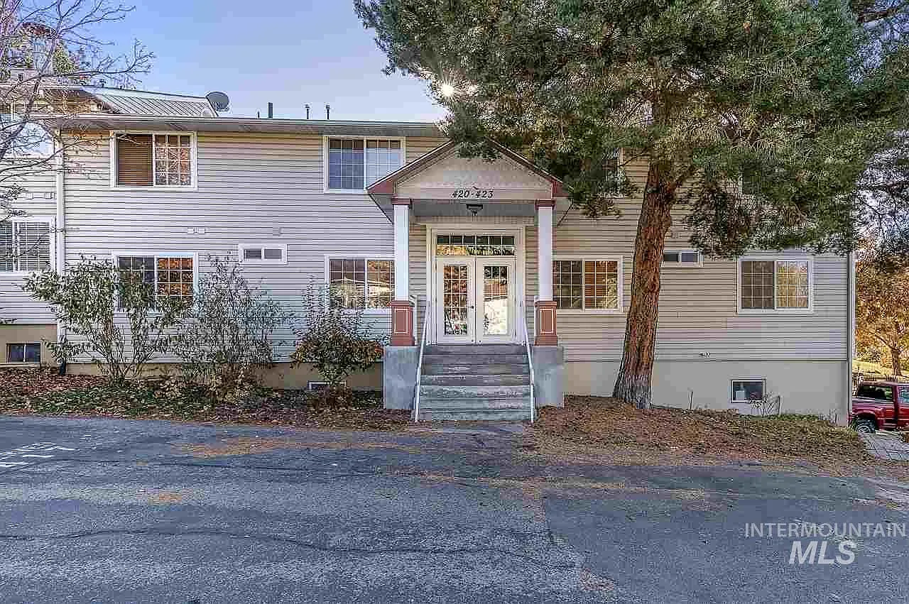 420 W Village Ln — Photo 2