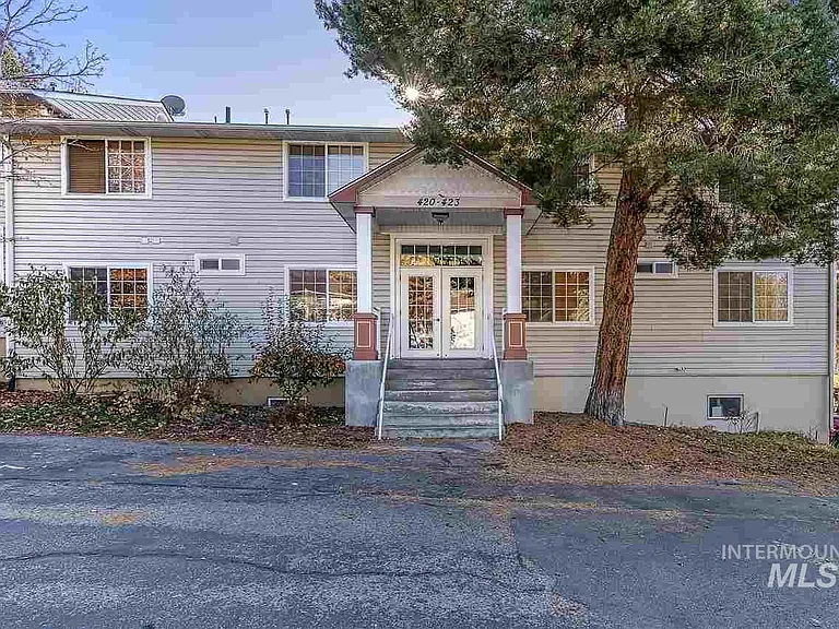 420 W Village Ln — Photo 2