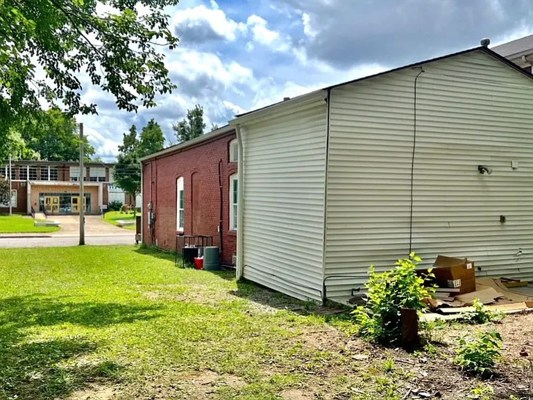 2331 Cedar St — Photo 2