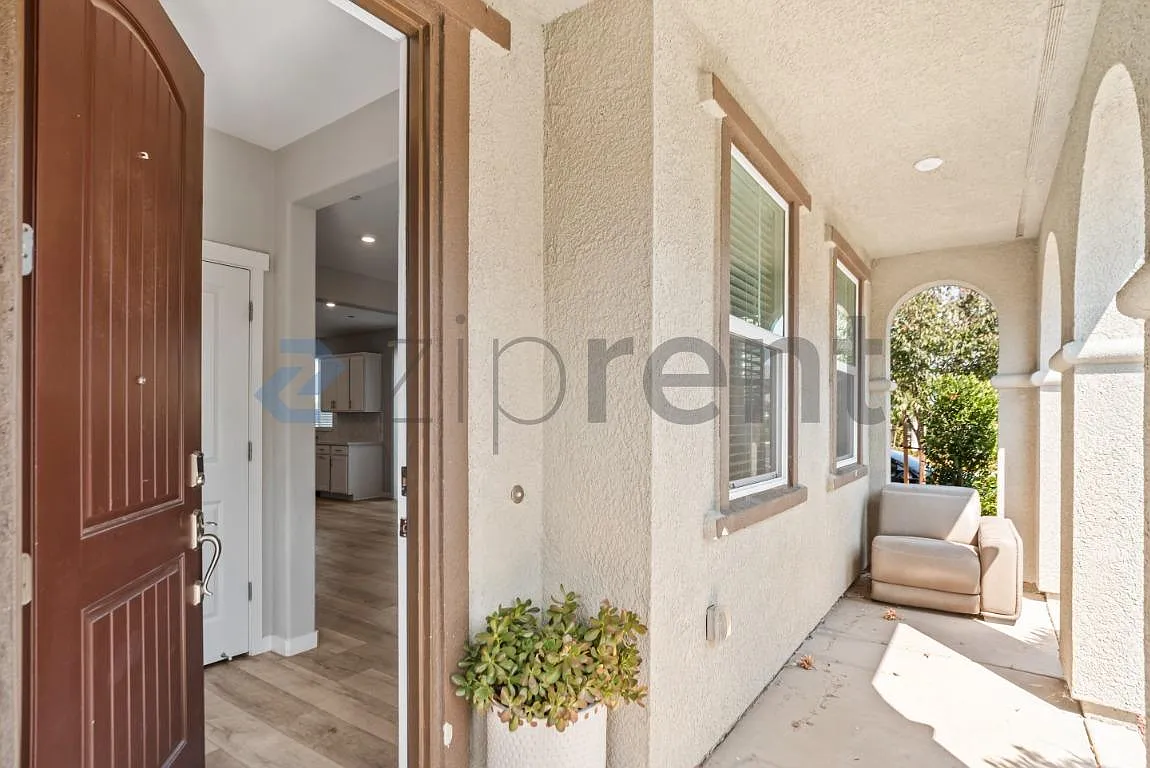 4 bed, 2.5 bath, 1900 sqft, $3,600 — Photo 3