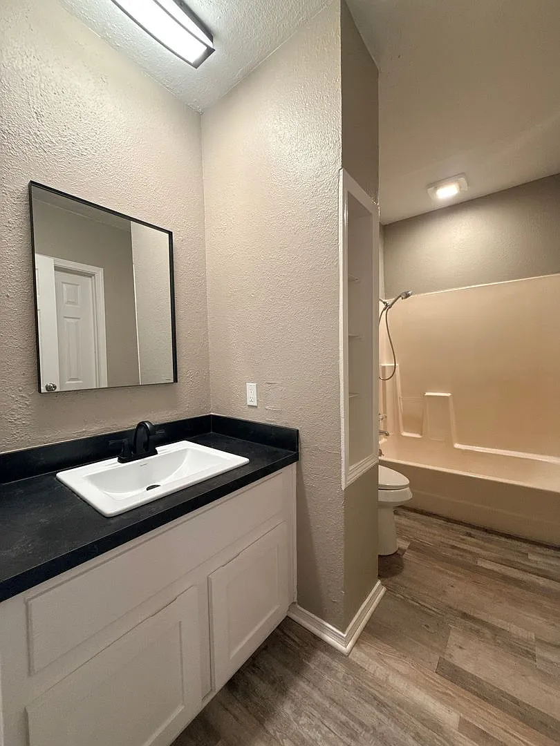 Updated 2 Bedroom 1 Bath - Corner Lot — Photo 4