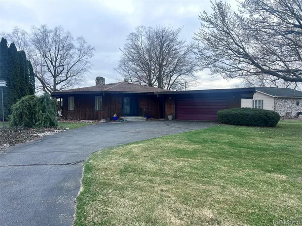 9136 Shinanguag Dr, Goodrich, MI 48438