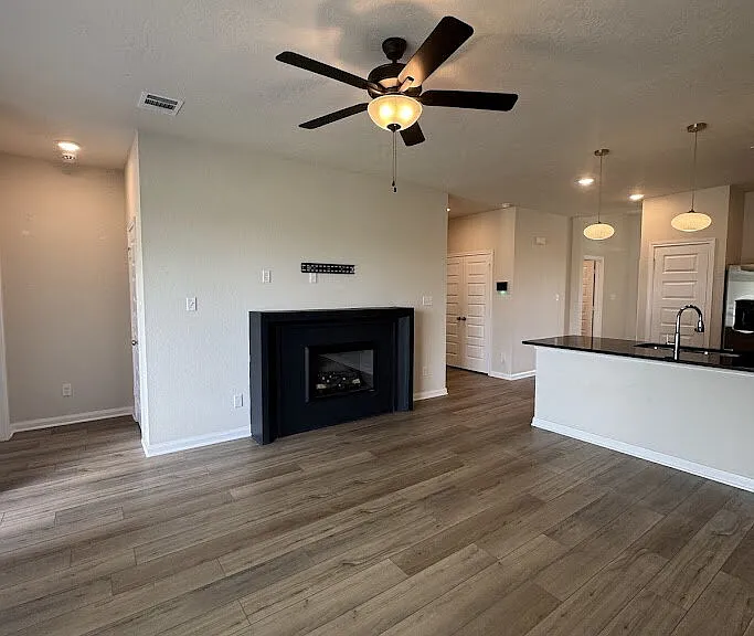 1340 Kingsgate Dr — Photo 9