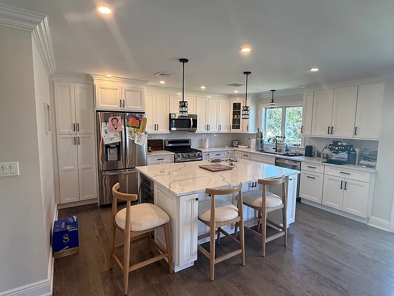 19 Lorraine Dr — Photo 1
