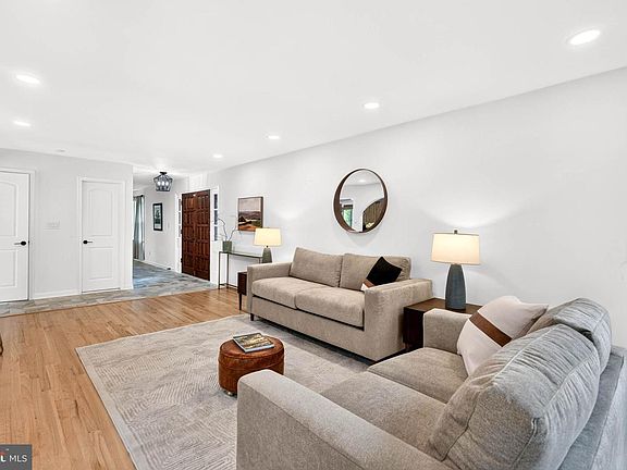 4th image of 8 Manor Brook Rd