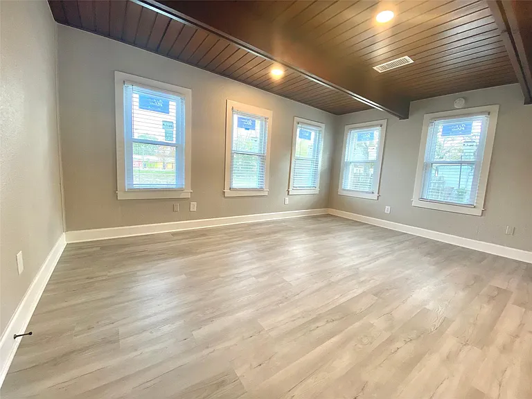 628 King St — Photo 12