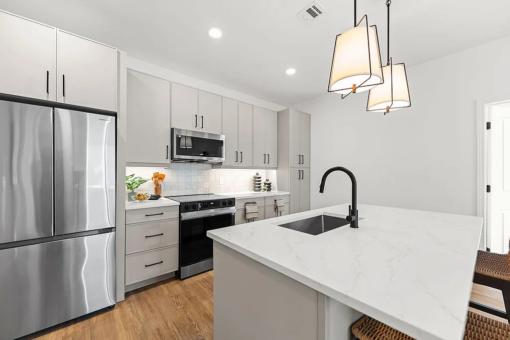 River's Edge Residences — Photo 1