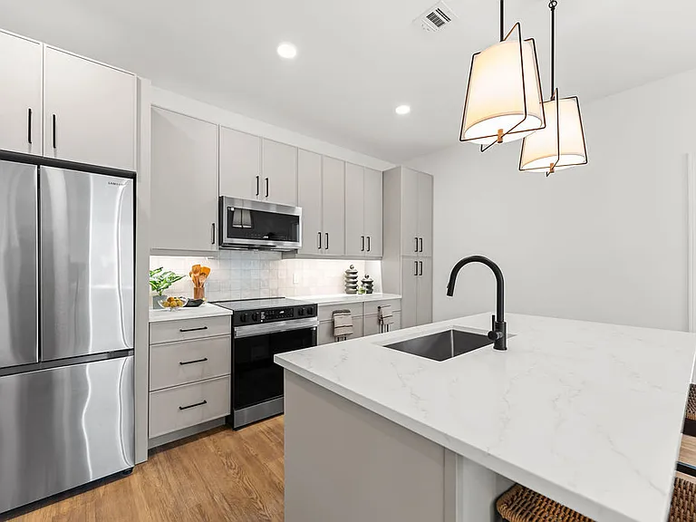 River's Edge Residences — Photo 1