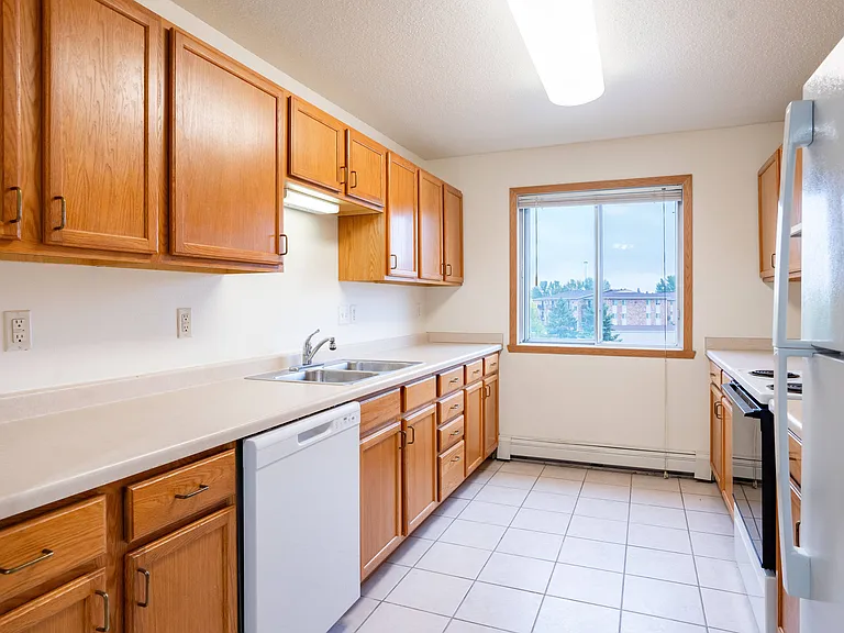 Fargo, ND Summit Point Apartments | 22A | Kitchen