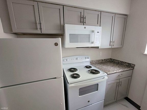 Fully-equipped Kitchen - Lots of Cabinet Space...!