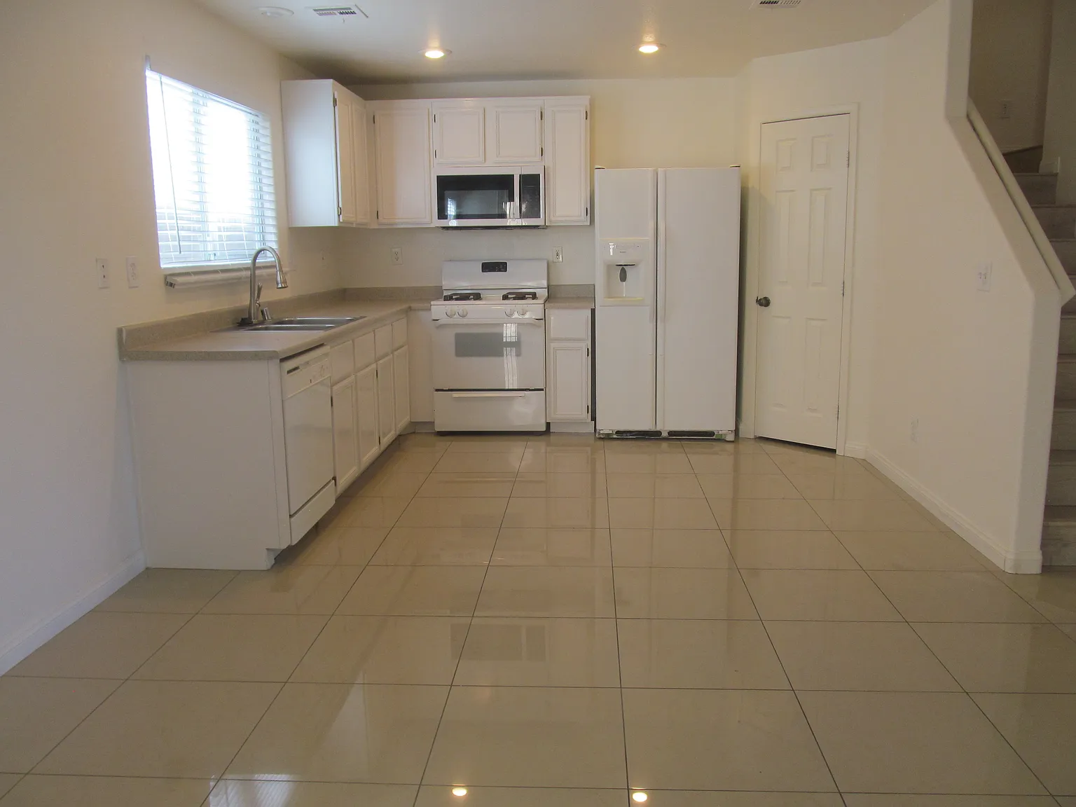 3 bed, 2.5 bath, 1301 sqft, $1,690 — Photo 3