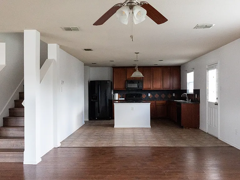 1601 Lionheart Dr — Photo 6