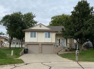 4600 Foxhollow Ct, Sioux City, IA 51106