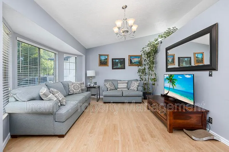 4 bed, 2.5 bath, 1900 sqft, $2,600 — Photo 2