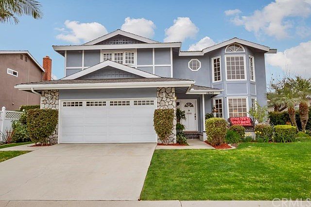 Inviting HB home with great curb appeal!