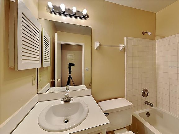 4th image of 2758 Oak Park Way #201