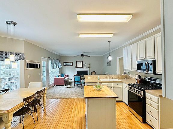 3rd image of 208 Saints Creek Ln