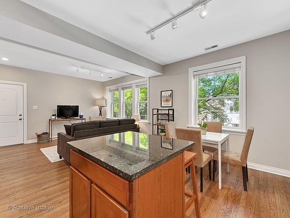 4th image of 2241 W Ainslie St #2W
