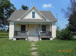 525 Young St, Nokomis, IL 62075