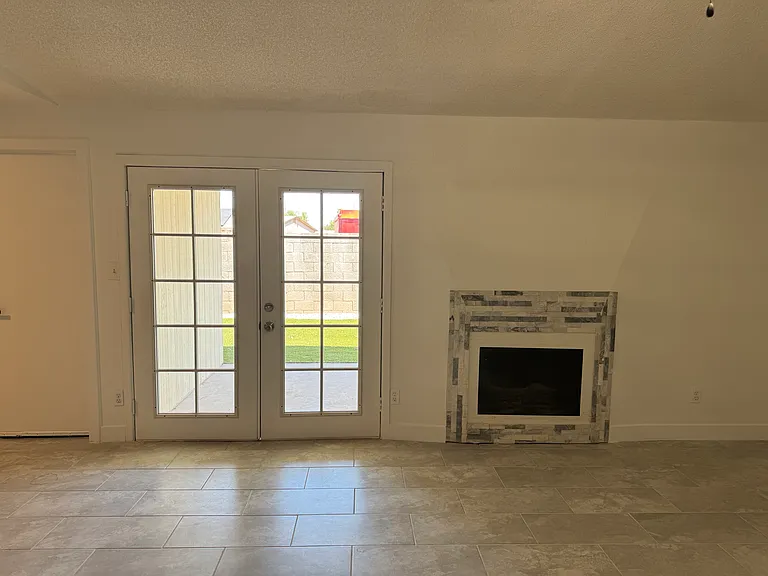4553 N 82nd Ln — Photo 3