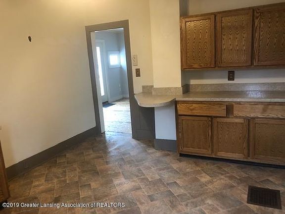 3rd image of 303 King St