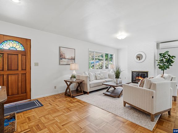 5th image of 176 NE Azalea Dr