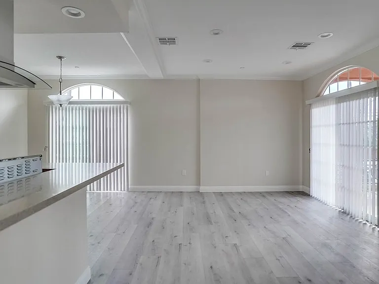 501 E 99th St #10 — Photo 3