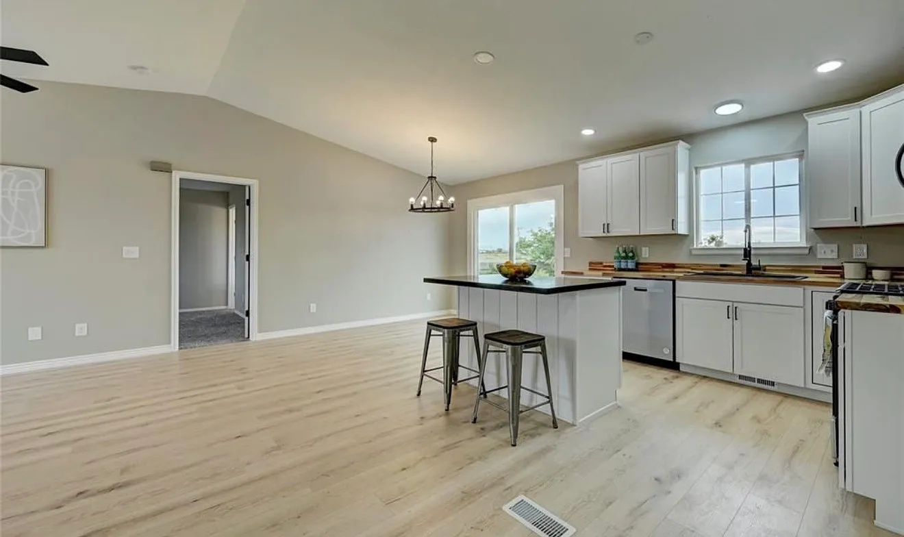 3 bed, 2301 sqft, $2,750 — Photo 3