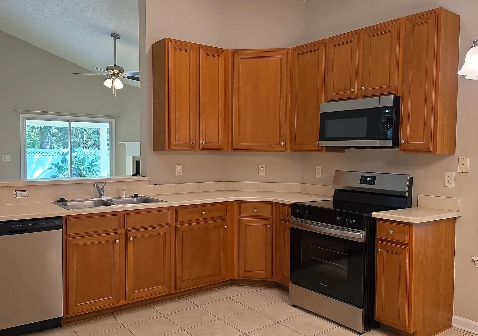 Beautifully Remodeled 3-Bedroom Home in Desirable Oakleaf! — Photo 3