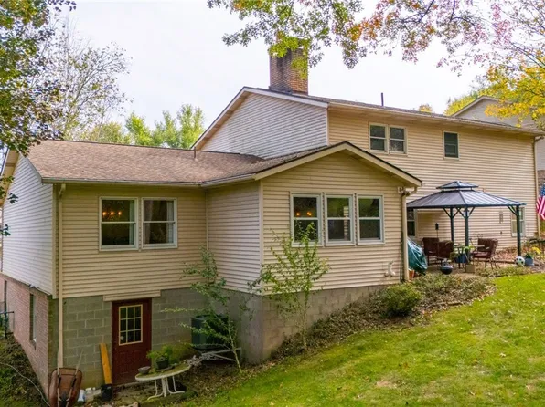 121 Beckett Ct, Saint Clairsville, OH 43950