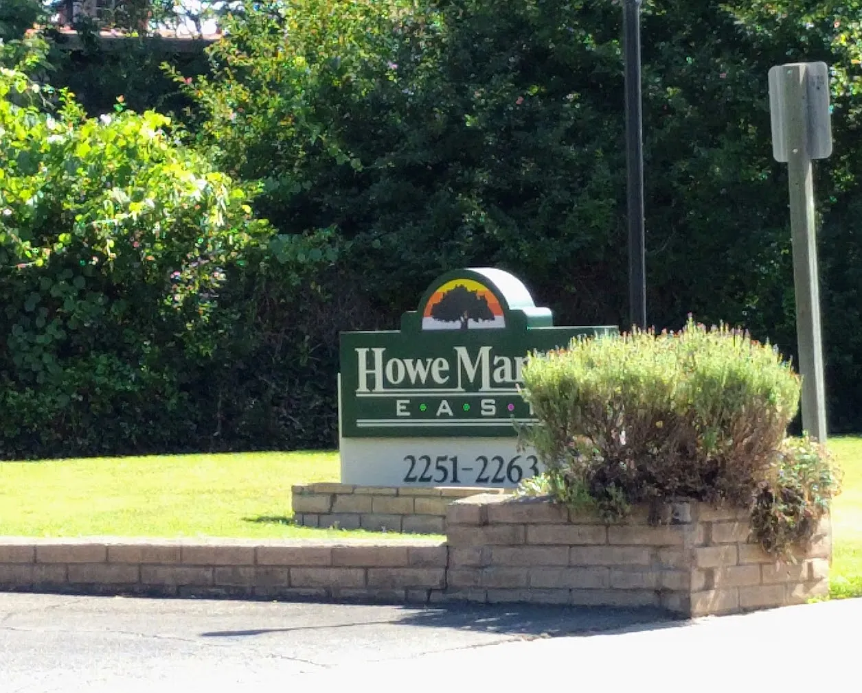 Howe Manor East Apartments — Photo 1