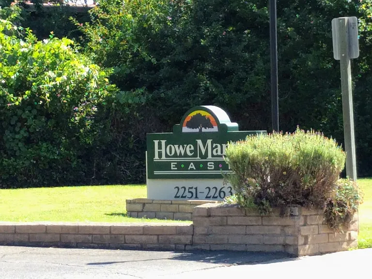 Howe Manor East Apartments — Photo 2