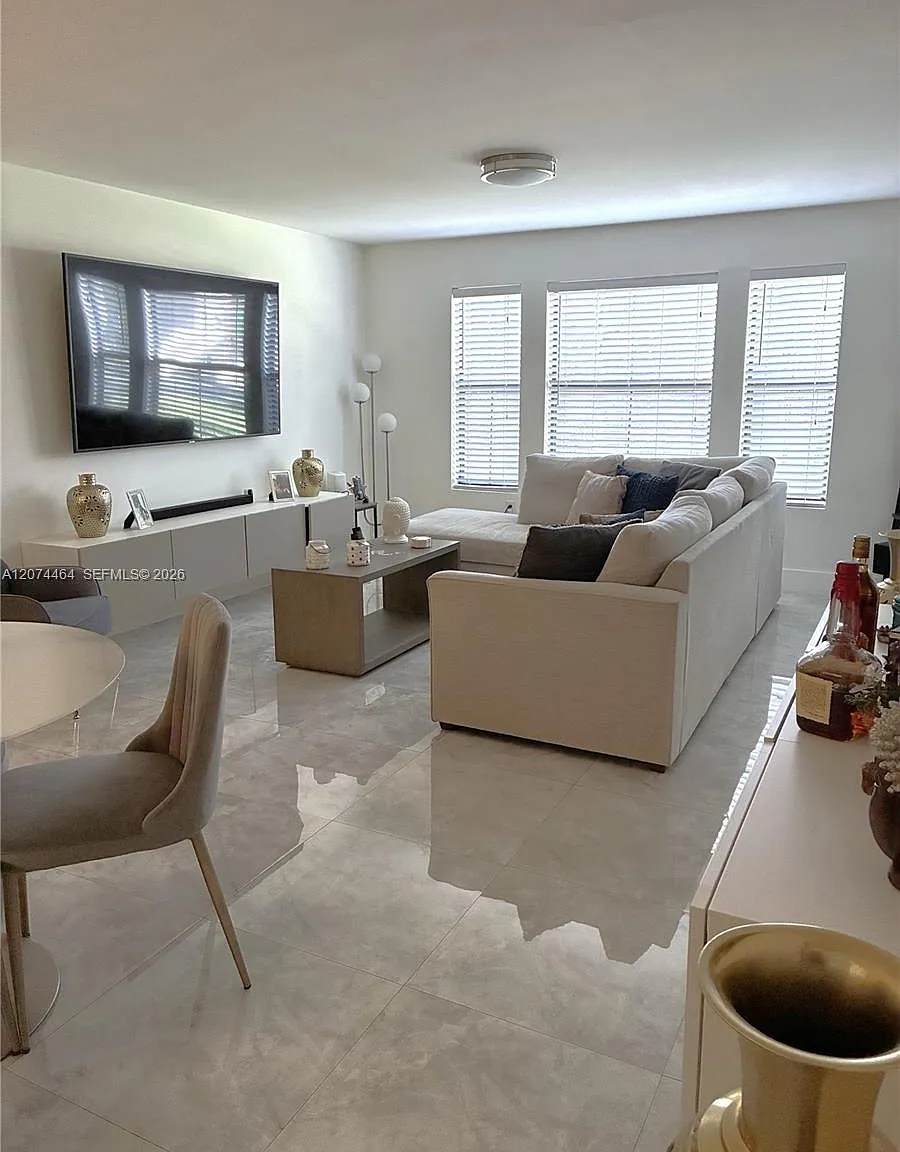 Biscayne Beach Club Condo — Photo 1