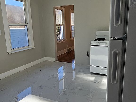 2nd image of 85 Morris St #B