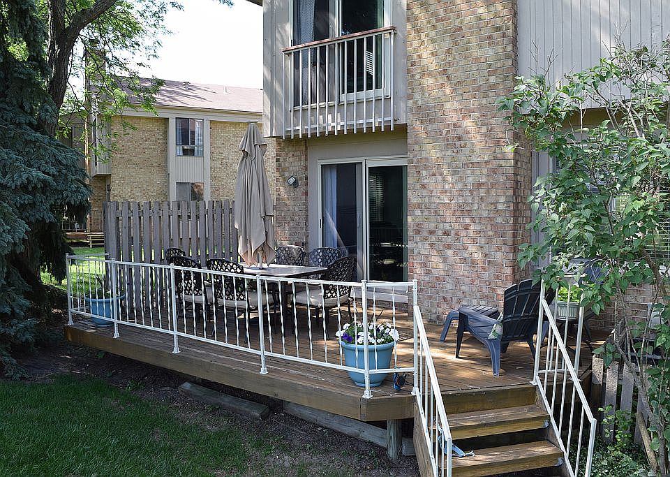 Deck overlooks Great Oaks CC