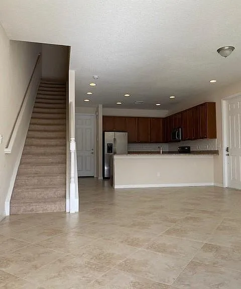 566 SW Glen Crest Way — Photo 4