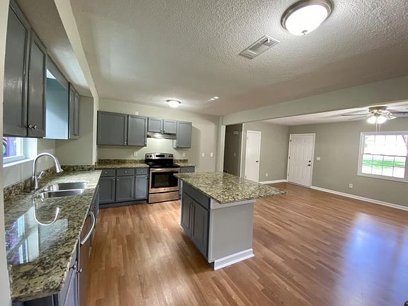 4th image of 699 Oakland Way