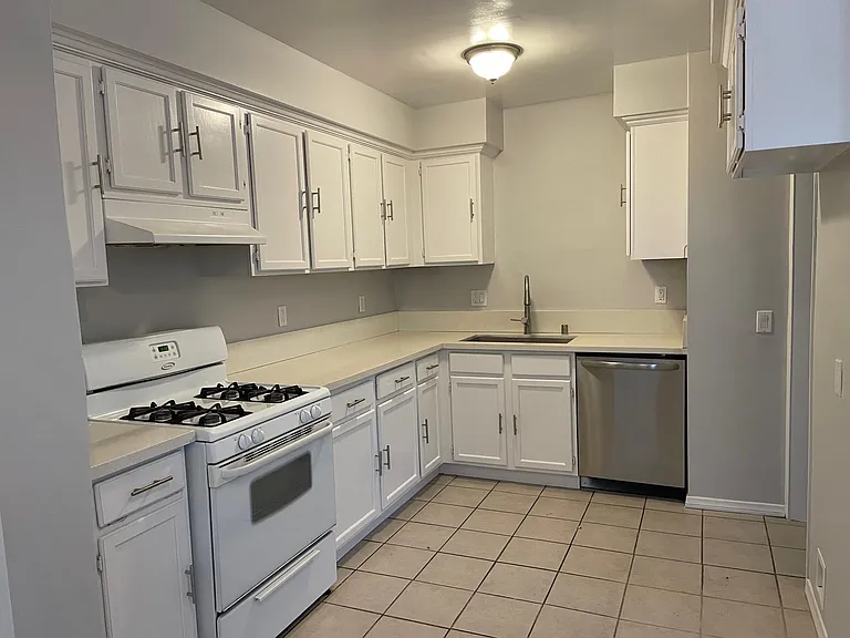 1500 N Buena Vista St #B — Photo 5